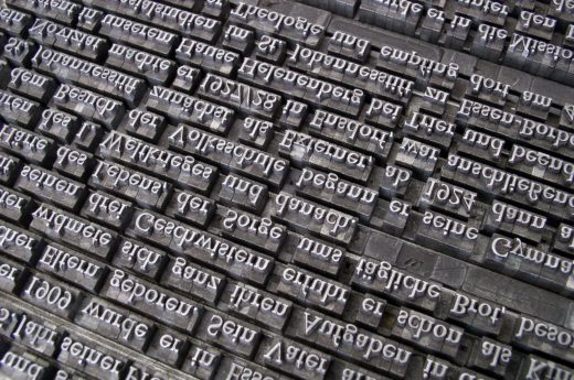 Blick auf Buchstaben im Bleidruck - Foto: wilhei - pixabay